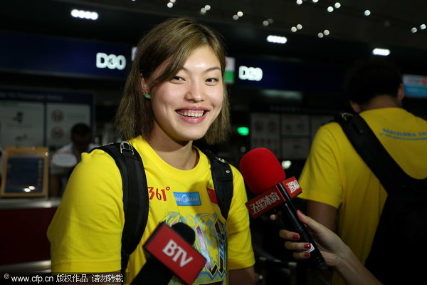 Chinese swimming stars swarmed at airport