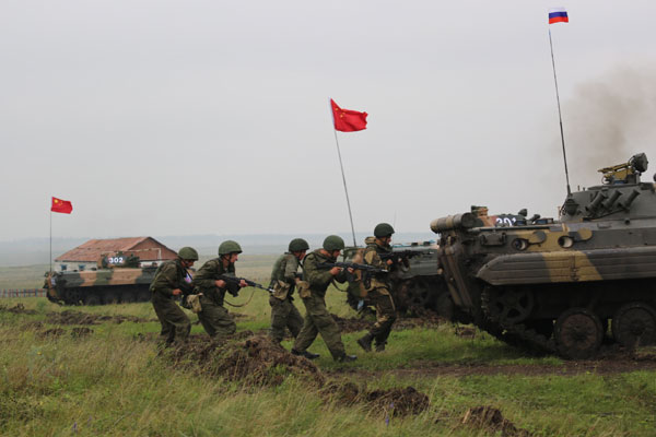 Chinese, Russian troops conduct 1st live fire exercises