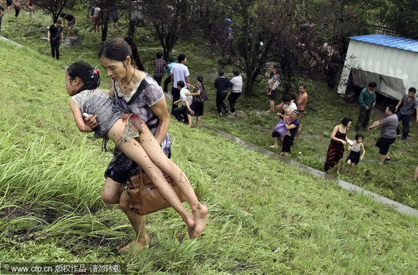 Typhoon waves crash over spectators in E China