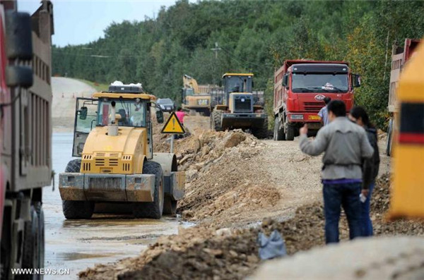 Floods cut off roads in NE China's county