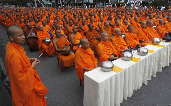 Alms-offering ceremony in Bangkok