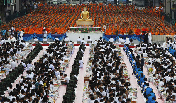 Alms-offering ceremony in Bangkok