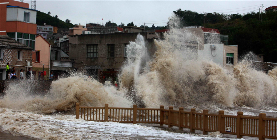 Typhoon Fitow pounds Zhejiang province