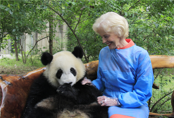 Australian leader visits panda base in Chengdu