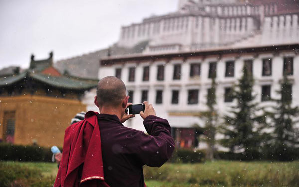 Snowfall hits many areas of Tibet 