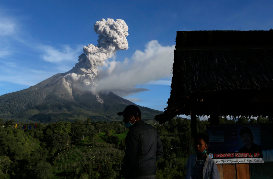 Volcano eruption leads evacuation in Indonesia