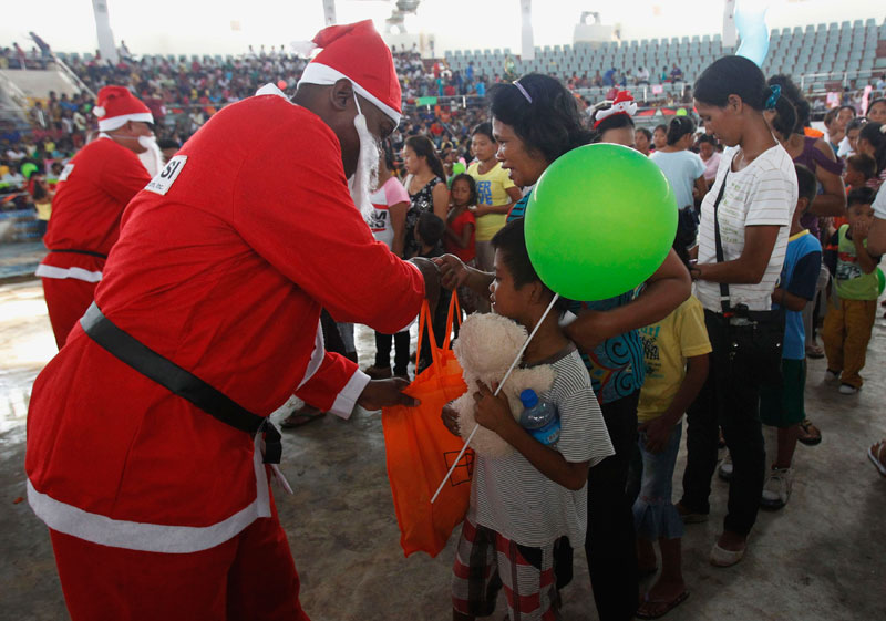 Survivors of Typhoon Haiyan receive Christmas gift