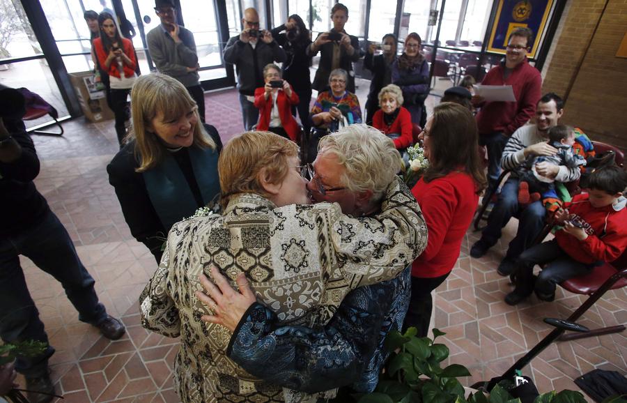 Judge lets Utah gay marriages continue