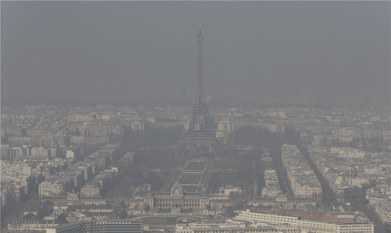 Paris gets a taste of smog