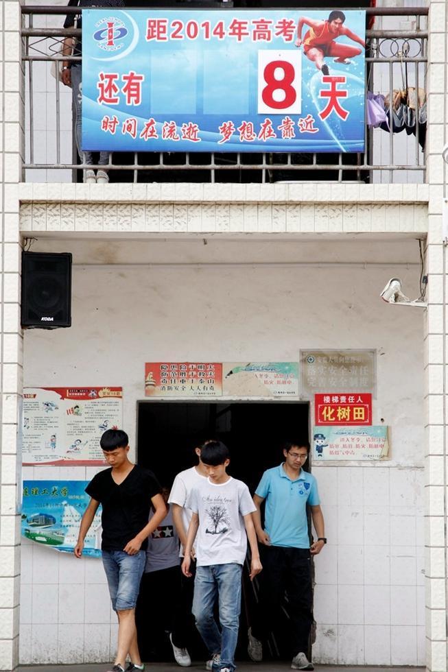 Slogans prepare students for <EM>gaokao</EM>