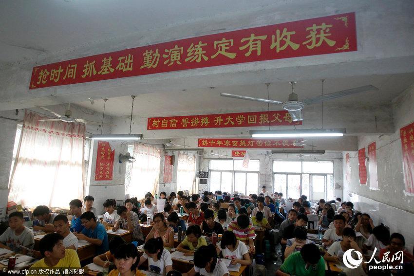 Slogans prepare students for <EM>gaokao</EM>