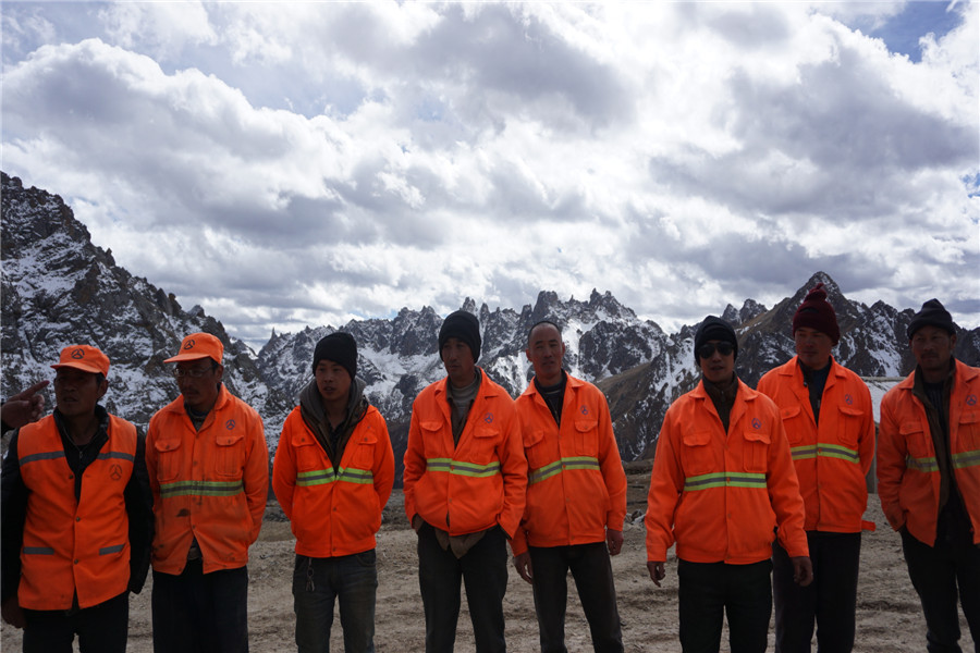 Highway maintenance team on Qinghai-Tibetan Plateau