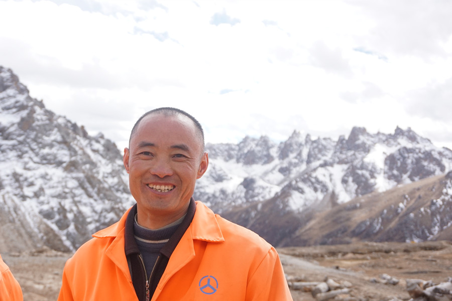 Highway maintenance team on Qinghai-Tibetan Plateau