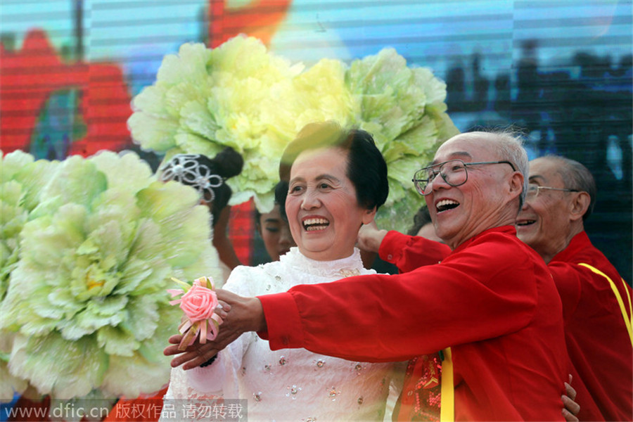 Couples mark golden wedding anniversary in Jiangsu