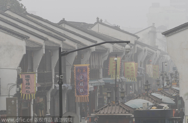 Hangzhou shrouded in heavy fog