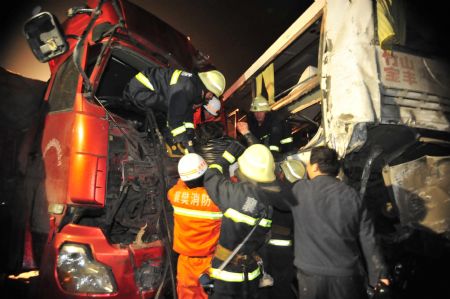 Highway pileup kills 7, injures 14 in C China