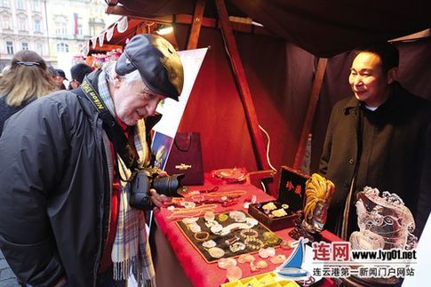 Lianyungang handicrafts shine in Czech Republic