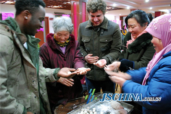 Foreigners experience Lantern Festival customs with locals