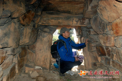 Earth-covered stone caves in Yuntai Mountain