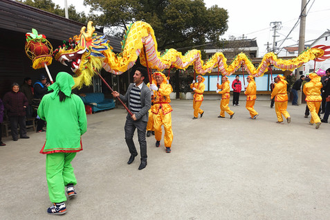 Foreigners in Wuxi join locals to celebrate Lantern Festival