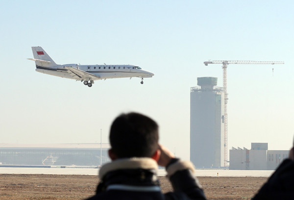 Beijing new airport conducts first test flight