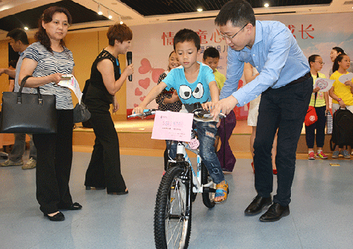 Liangjiang women's association warms children's hearts