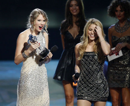 Singer Taylor Swift arrives at the 2009 MTV Video Music Awards