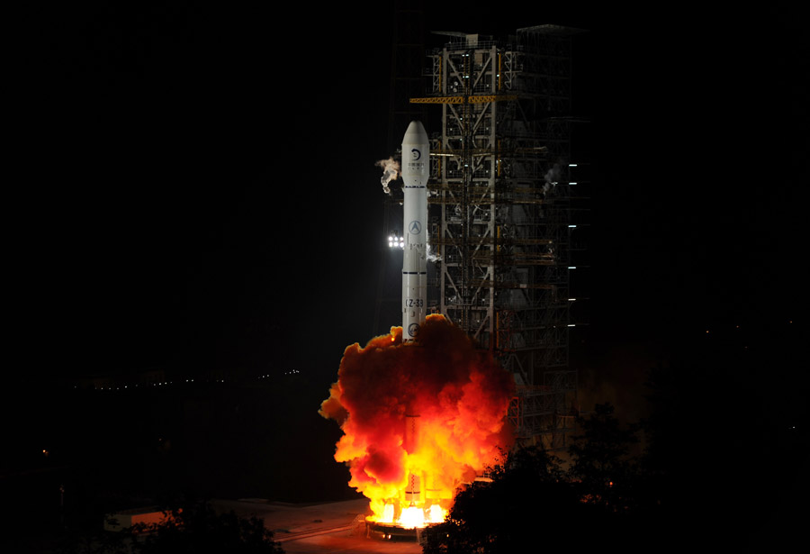 China launches moon rover