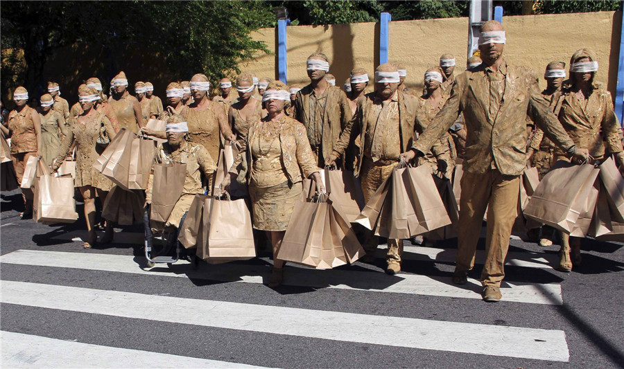 Art students take protest to the mall