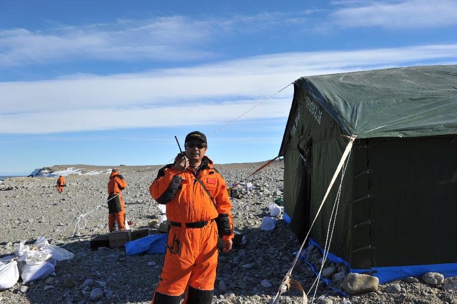 <EM>Xuelong </EM>carries on mission after breaking from floes