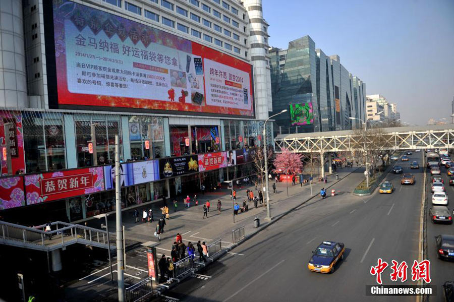 Home-bound workers ease crowding in Beijing