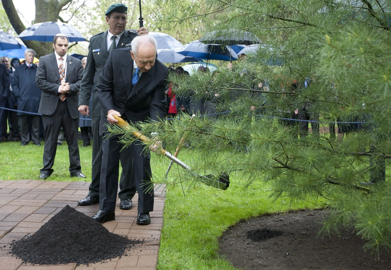 World leaders plant for the future