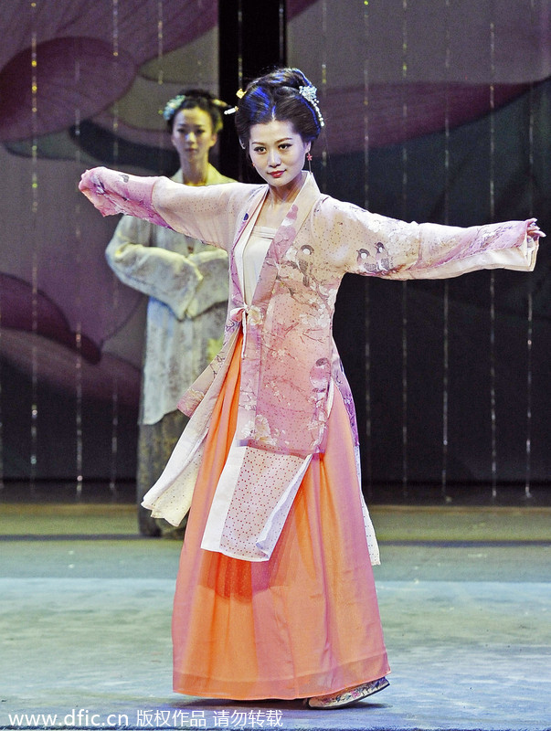 Traditional and modern Han ethnic costumes on show