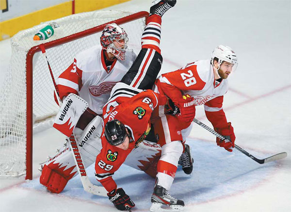 Blackhawks edge Red Wings