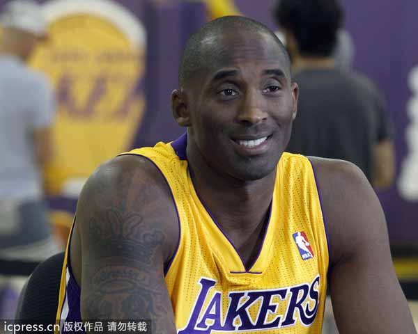 Kobe gets 2-year extension from Lakers