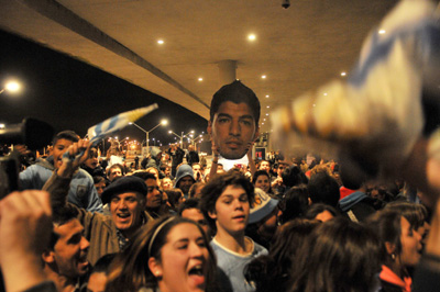 World Cup highlight: Fans joke with Suarez teeth ad