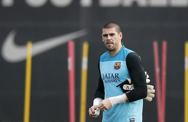 Goalkeeper Valdes joins Man United as backup to De Gea