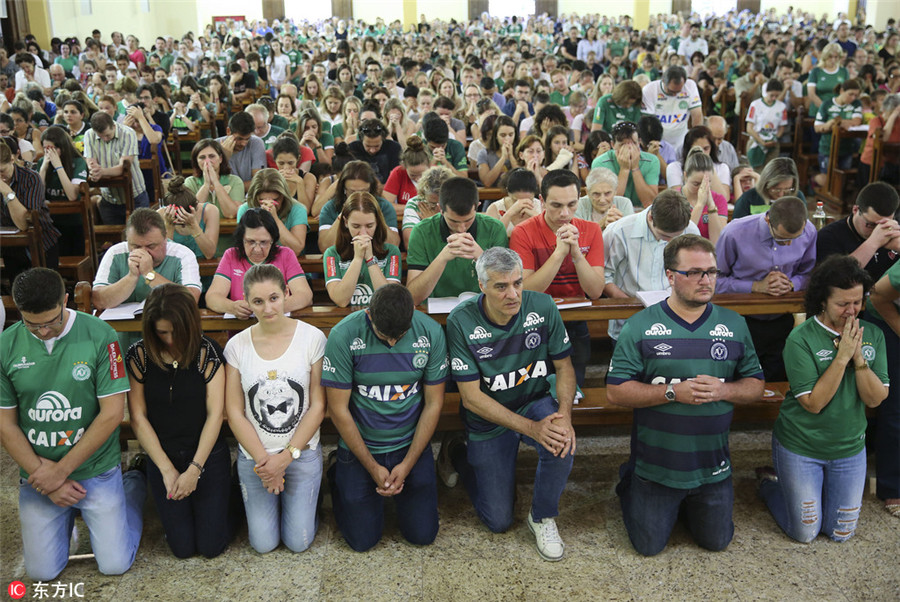 Chapecoense fans mourn players lost in crash