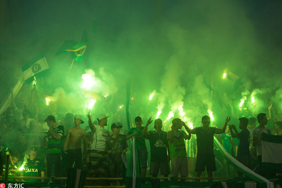 Fans pay tribute to Chapecoense players killed in plane crash