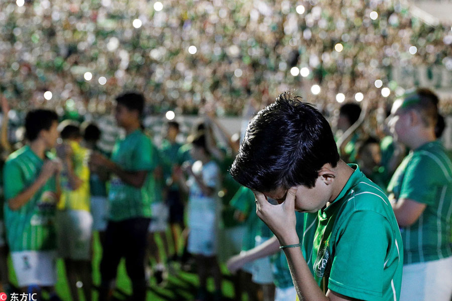 Fans pay tribute to Chapecoense players killed in plane crash