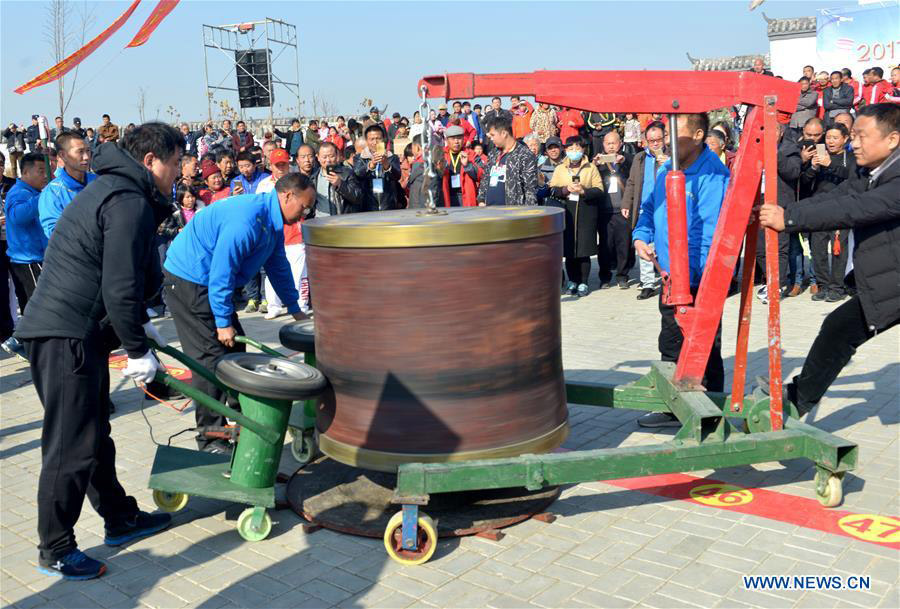 Competitors whip 2,000 kilograms top at top game in Henan