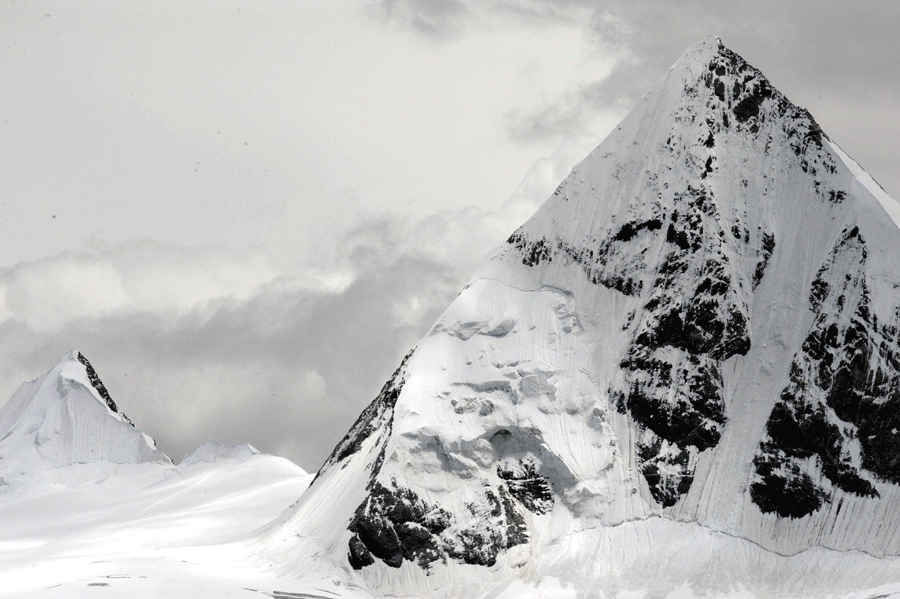 Glaciers on Sapukonglagabo Mountain, China's Tibet