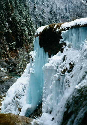 Heavenly beauty of Jiuzhai Valley in winter