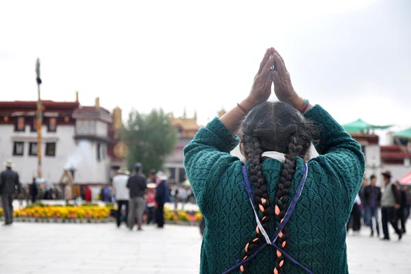 Tibet's transformation seen through reporters' eyes