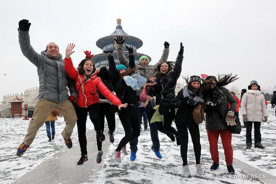 Foreign tourists visit Temple of Heaven in Beijing