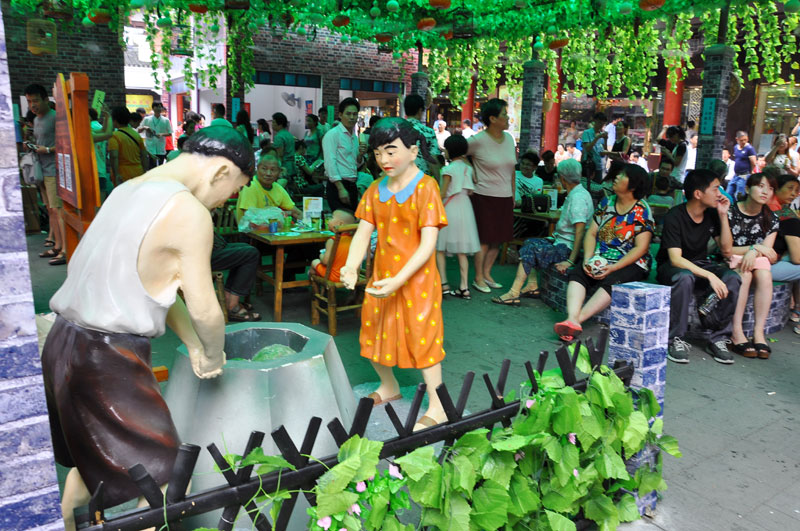 Night market recalls traditional Shanghai nightlife