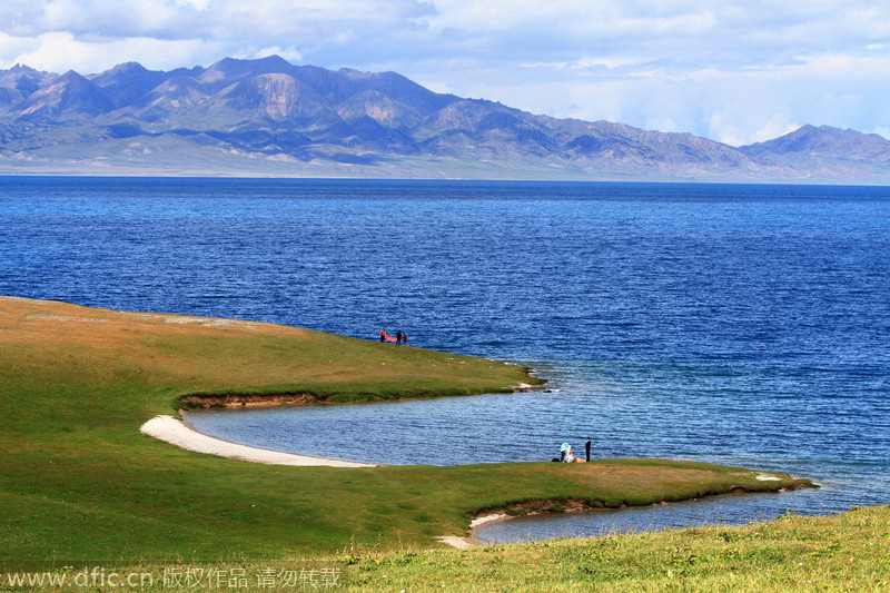 Stunning scenery of the icy Sayram Lake