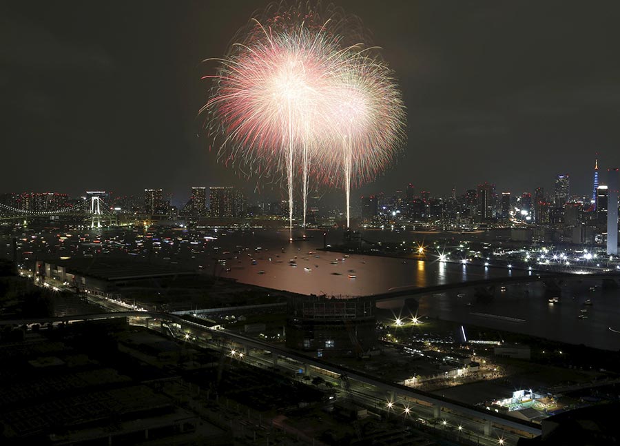 Fireworks light up Tokyo bay