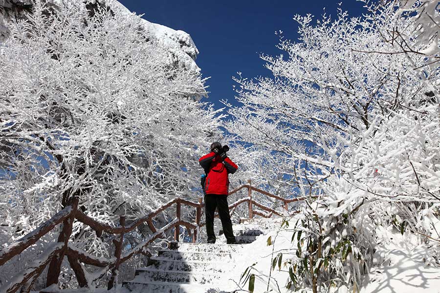 Extreme cold brings unique wintry scene to Mount Huangshan