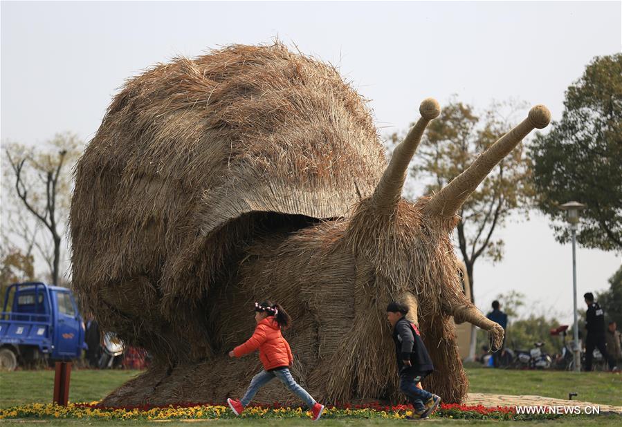 Straw-made animals seen during tourism festival in Nanjing